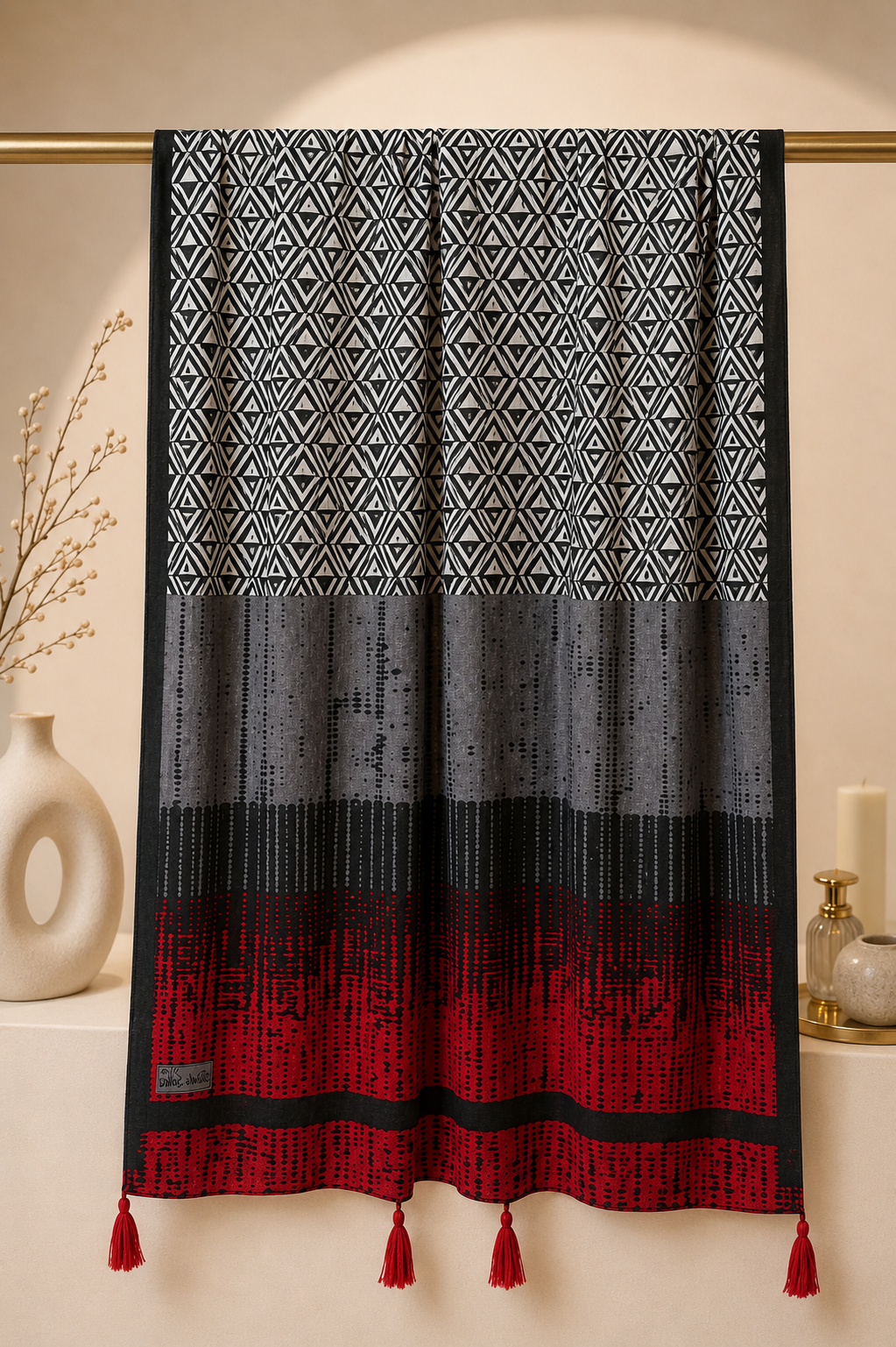 شال هندسی رنگ قرمز کلاسیک